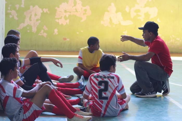 Edimilson Saraiva orinentando os atletas (Crédito: Mikelson Deivid)