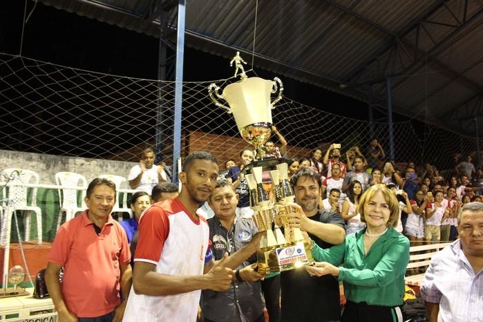 Ex-primeira dama Rosa Linhares e Prefeito Roger Linhares entregando o troféu de campeão que leva o nome do ex-prefeito Gerardo Linhares (Crédito: Mikelson Deivid)