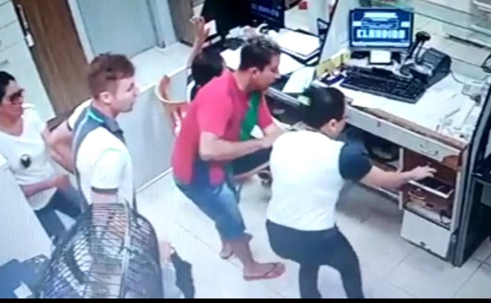 Câmeras de segurança flagram dupla armada realizando assalto em loja na cidade de Porto