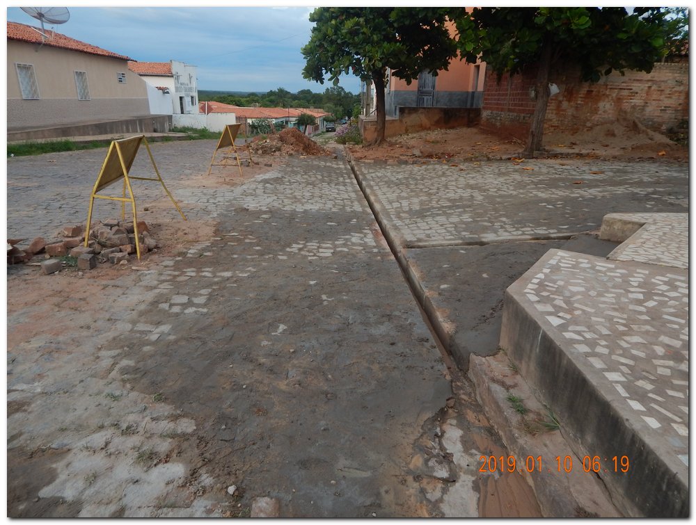 Prefeitura de Inhuma e secretaria de obras constroem canaletas  