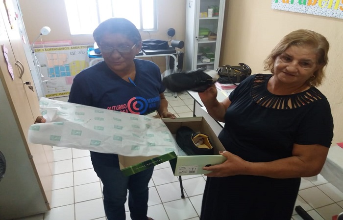Prefeitura de Pedro II entrega calçados ortopédicos para pacientes de UBS
