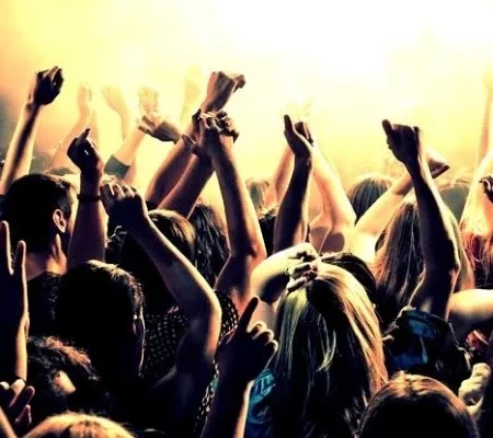 Conheça os 4 signos do zodíaco mais baladeiros. Eles gostam de festa