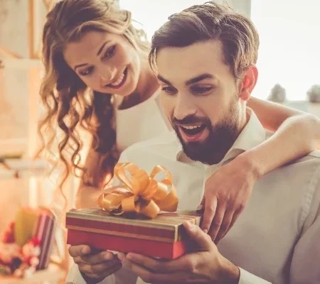 O presente ideal para o namorado de cada signo do zodíaco