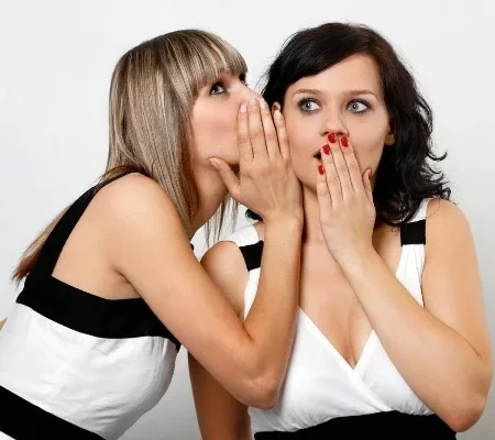 Alguns signos têm mais propensão para a fofoca; conheça e se proteja