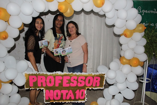 Professores são homenageados durante caminhada em Santo Inácio  - Imagem 56