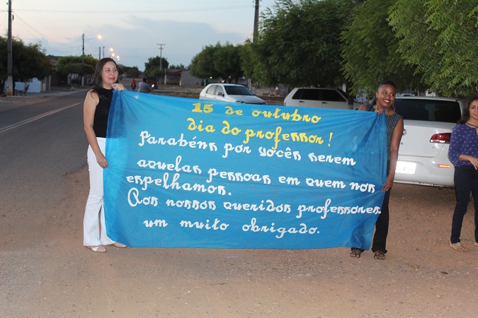 Professores são homenageados durante caminhada em Santo Inácio  - Imagem 1