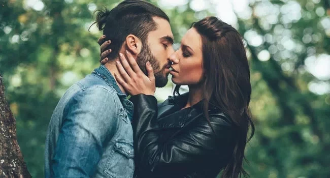  Confira qual tipo de beijo cada signo do zodíaco ama ou odeia - imagem 7908