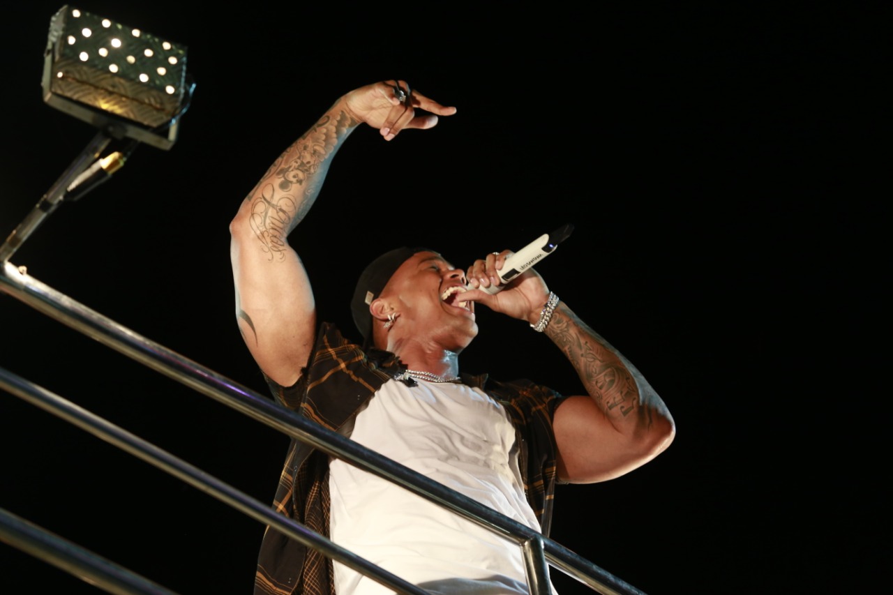 Léo Santana arrasta multidão no bloco Vem com o Gigante  - Imagem 2