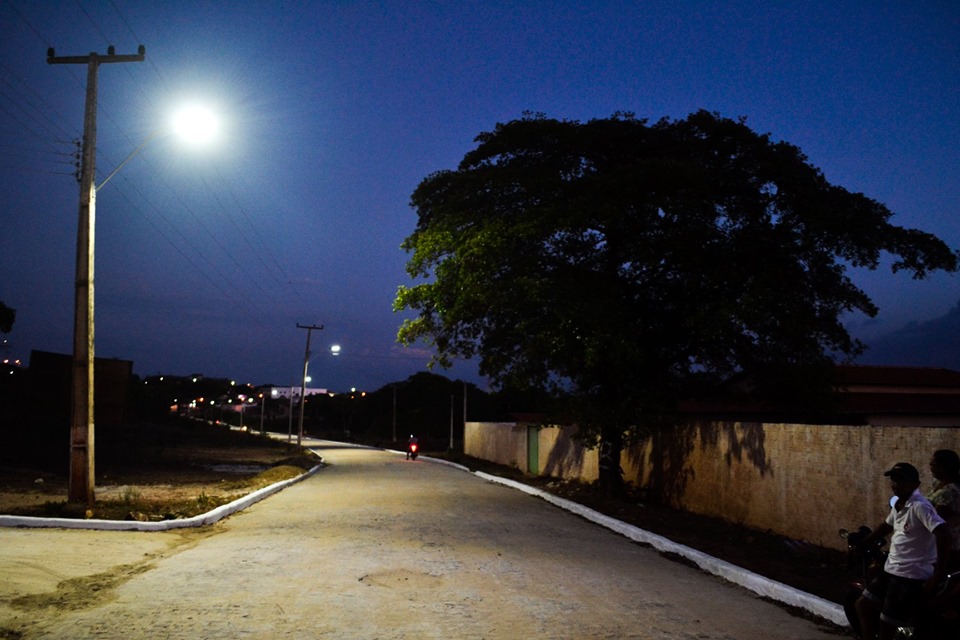 Prefeitura de Joaquim Pires entrega iluminação de LED aos moradores do Bairro Ferreirão - Imagem 4