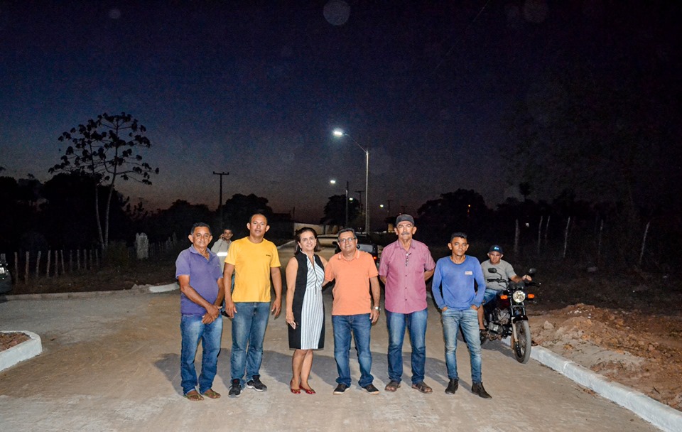 Prefeitura de Joaquim Pires entrega iluminação de LED aos moradores do Bairro Ferreirão - Imagem 2