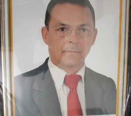 Prefeito Ananias André homenageia servidor publico serrajoense