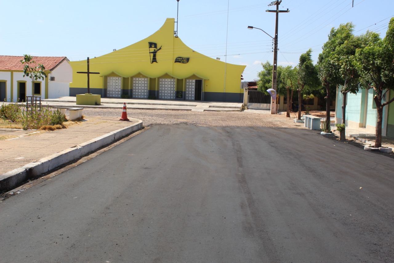 Em Santo Inácio prefeito conclui asfaltamento na Avenida Getúlio Vargas  - Imagem 15