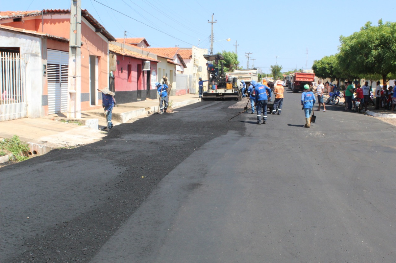 Em Santo Inácio prefeito conclui asfaltamento na Avenida Getúlio Vargas  - Imagem 19