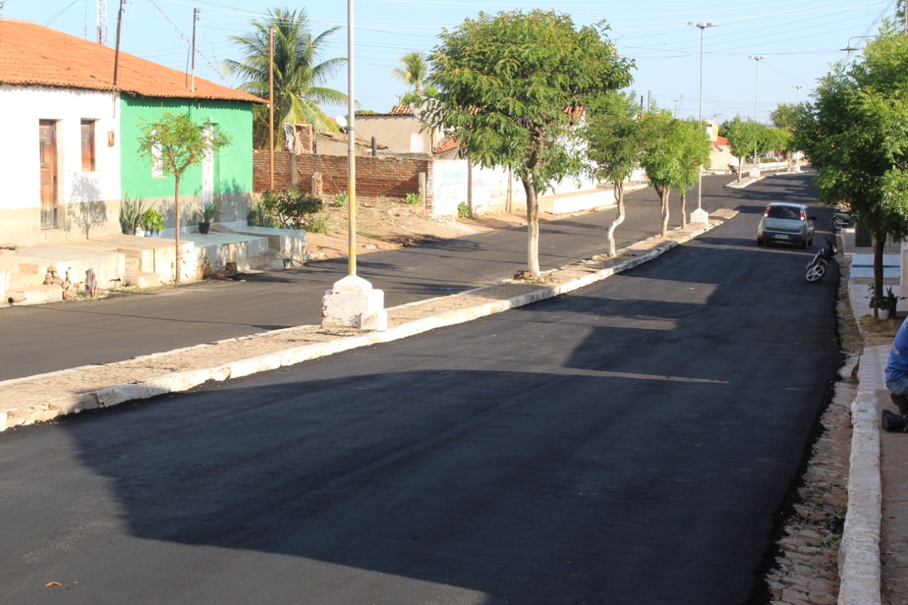 Em Santo Inácio prefeito conclui asfaltamento na Avenida Getúlio Vargas  - Imagem 29