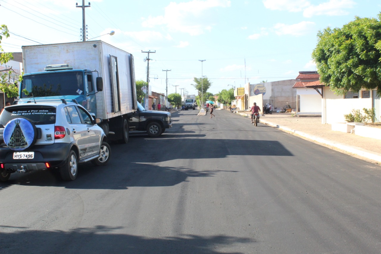 Em Santo Inácio prefeito conclui asfaltamento na Avenida Getúlio Vargas  - Imagem 21