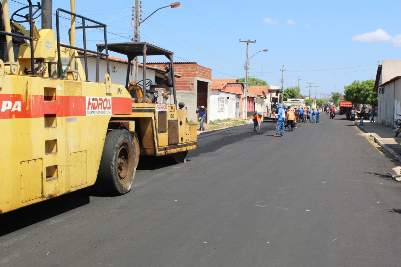 Em Santo Inácio prefeito conclui asfaltamento na Avenida Getúlio Vargas  - Imagem 14
