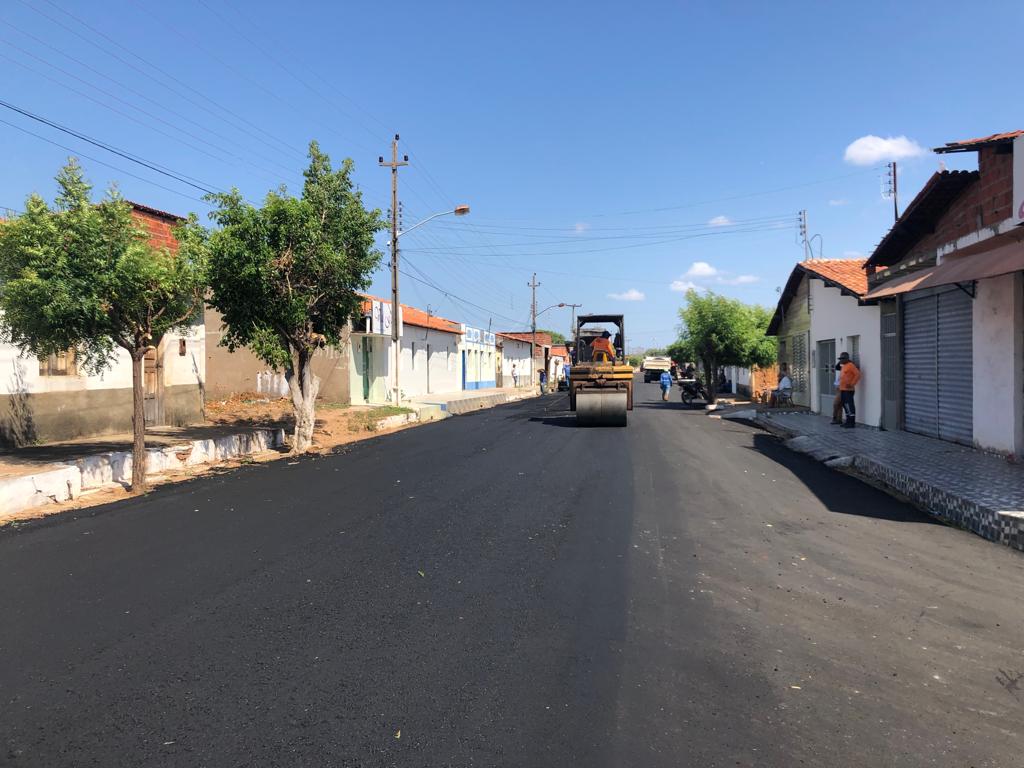 Em Santo Inácio prefeito conclui asfaltamento na Avenida Getúlio Vargas  - Imagem 10