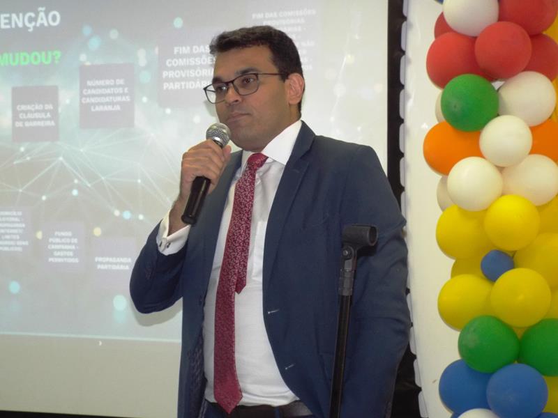 A convite da Drª Esmaela Macêdo Dr. Alexandre Nogueira ministra palestra sobre a nova lei eleitoral  - Imagem 8