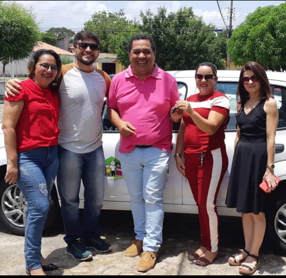 Prefeito João Luiz entrega mais 02 veículos para servir à população - Imagem 5