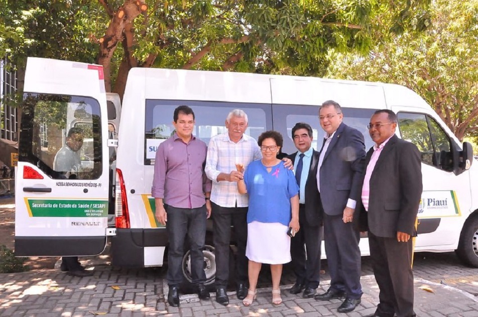 Prefeito Manoel Lázaro adquire veículo para pacientes  - Imagem 1