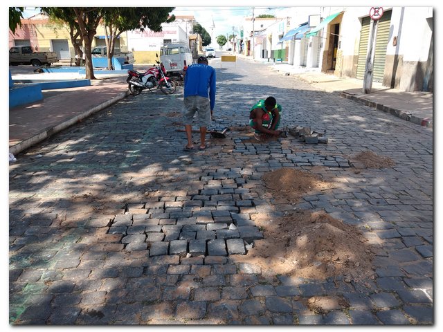 Prefeitura de Inhuma realiza recuperação de calçamento 