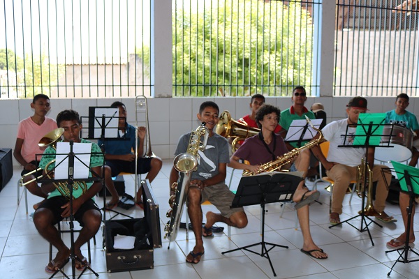 Projeto ensina jovens e adolescentes a arte musical - Imagem 1