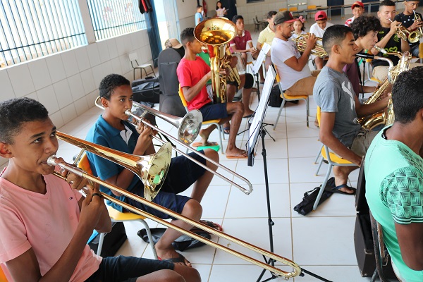 Projeto ensina jovens e adolescentes a arte musical - Imagem 11