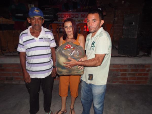 Rádio Cruzeiro AM concretiza campanha solidária com entrega de cestas de alimento  - Imagem 47