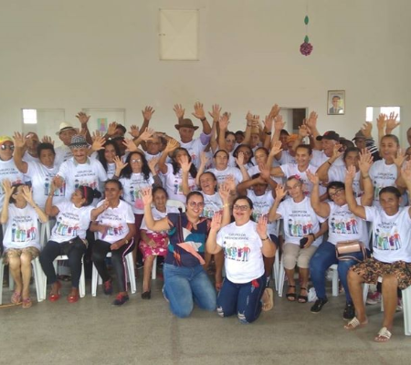 Idosos recebem camisetas personalizadas para apresentação no festival cultural