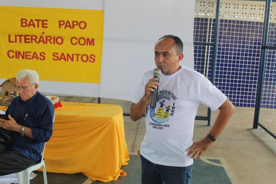 Alunos da rede municipal de ensino participam de bate papo com o escritor Cineas Santos - Imagem 19