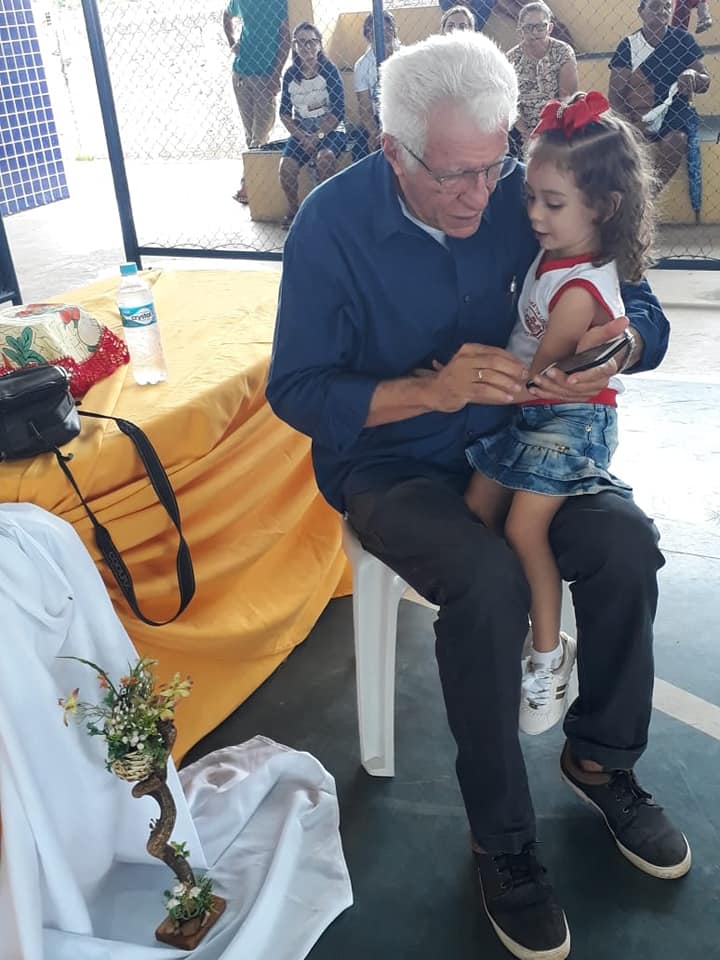 Alunos da rede municipal de ensino participam de bate papo com o escritor Cineas Santos - Imagem 10