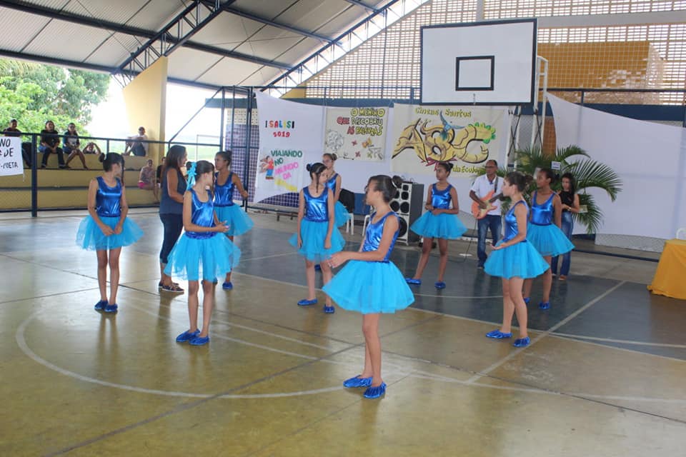 Alunos da rede municipal de ensino participam de bate papo com o escritor Cineas Santos - Imagem 16