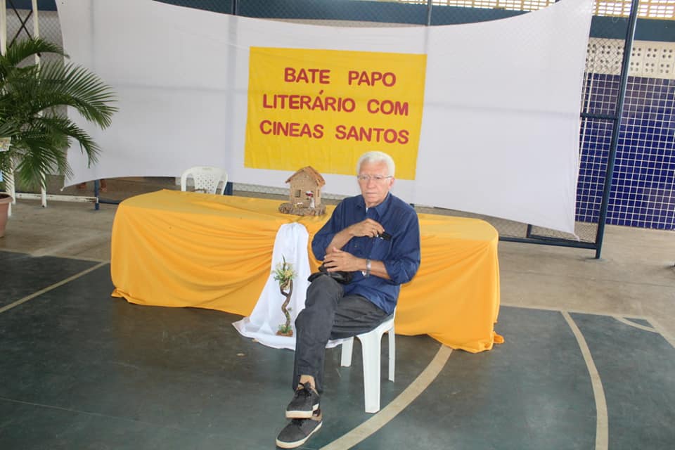 Alunos da rede municipal de ensino participam de bate papo com o escritor Cineas Santos - Imagem 18