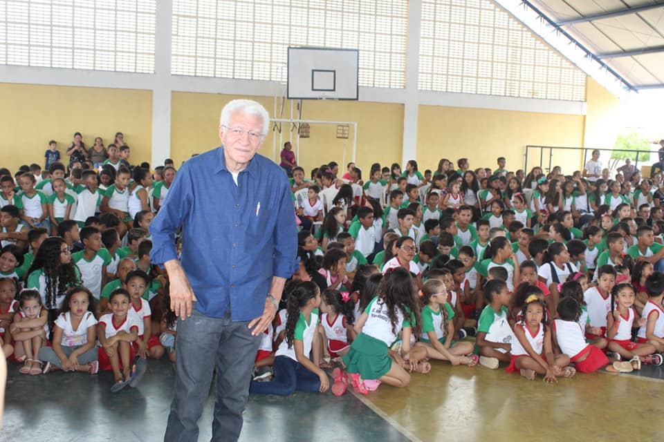 Alunos da rede municipal de ensino participam de bate papo com o escritor Cineas Santos