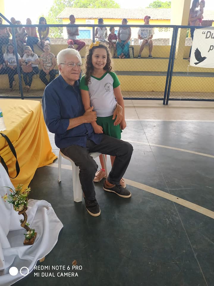 Alunos da rede municipal de ensino participam de bate papo com o escritor Cineas Santos - Imagem 5