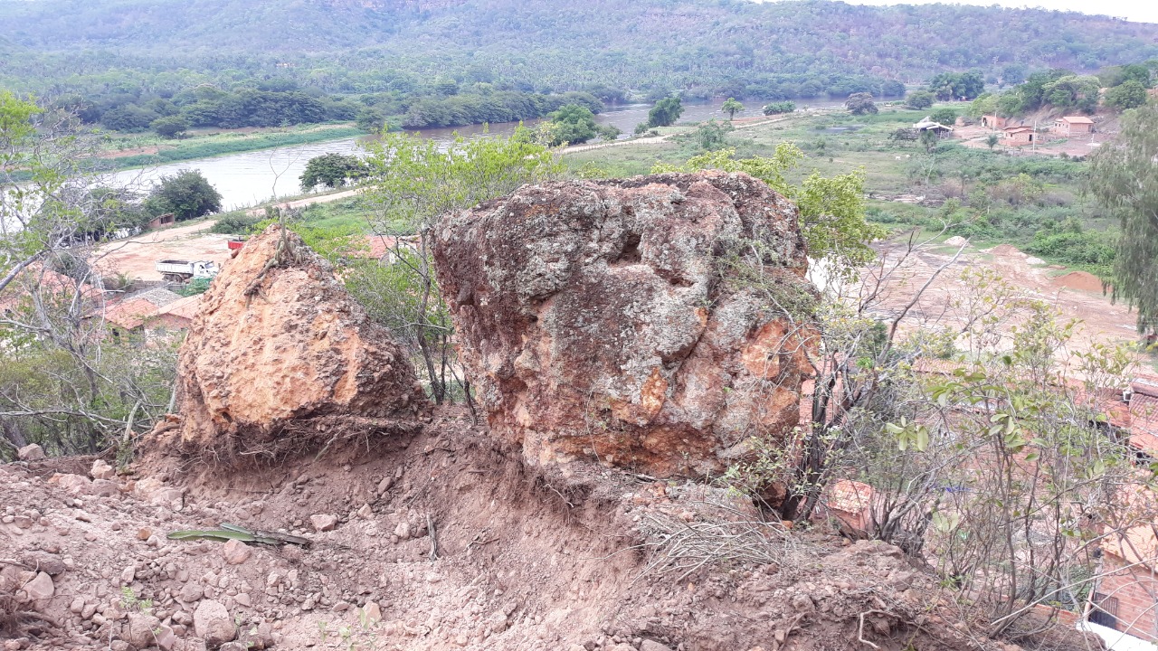 PMU remove pedra do Morro da Codipi - Imagem 1