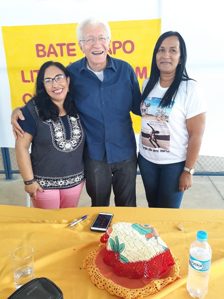 Alunos da rede municipal de ensino participam de bate papo com o escritor Cineas Santos - Imagem 7