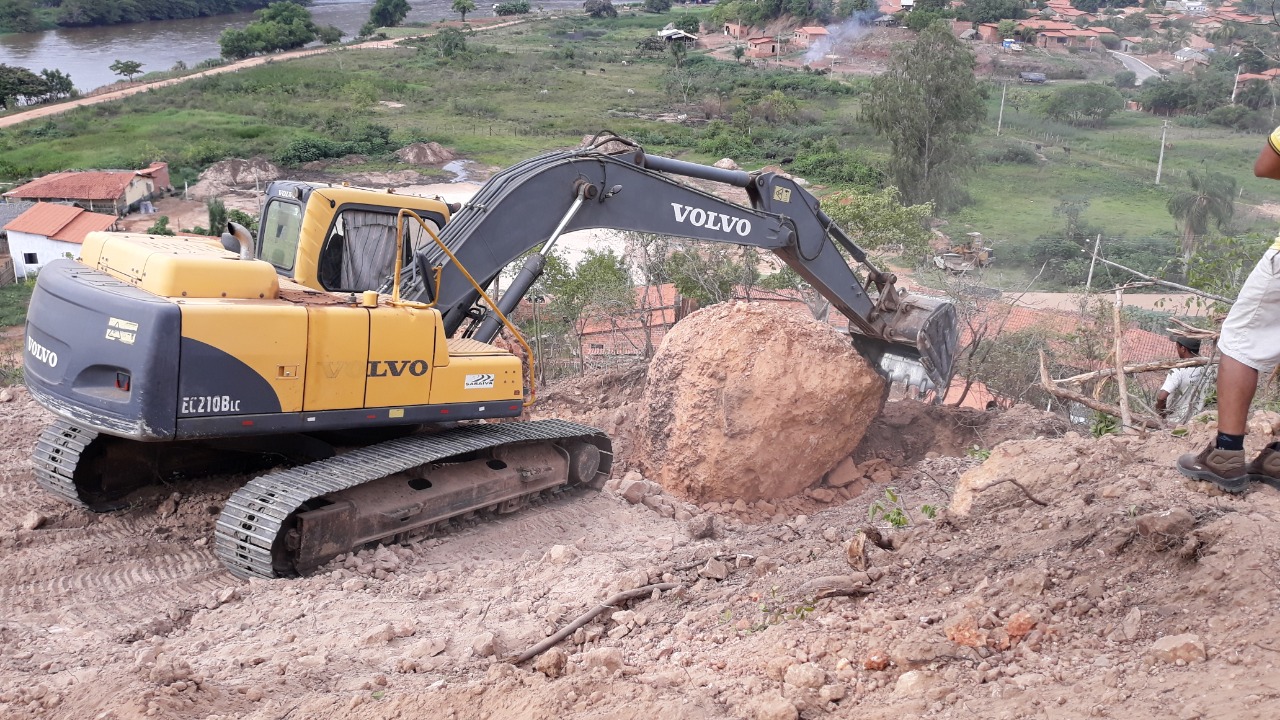 PMU remove pedra do Morro da Codipi - Imagem 3