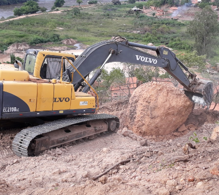 PMU remove pedra do Morro da Codipi