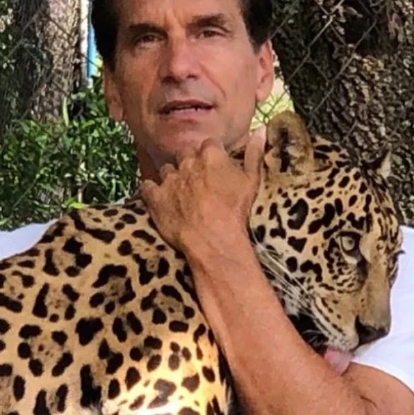 Ator Victor Fasano nada com onças pintadas e agita a web; vídeo - imagem 11349