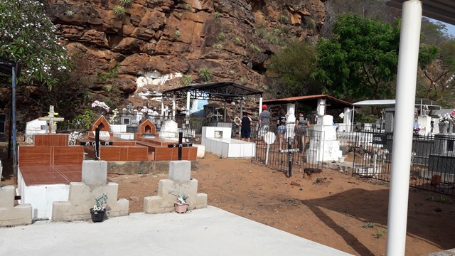 Dia de Finados em DEL – Visitantes foram surpreendidos nos cemitérios com organização, limpeza e missa. - Imagem 88