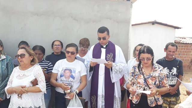 Dia de Finados em DEL – Visitantes foram surpreendidos nos cemitérios com organização, limpeza e missa. - Imagem 16