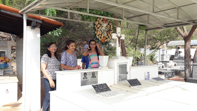 Dia de Finados em DEL – Visitantes foram surpreendidos nos cemitérios com organização, limpeza e missa. - Imagem 102