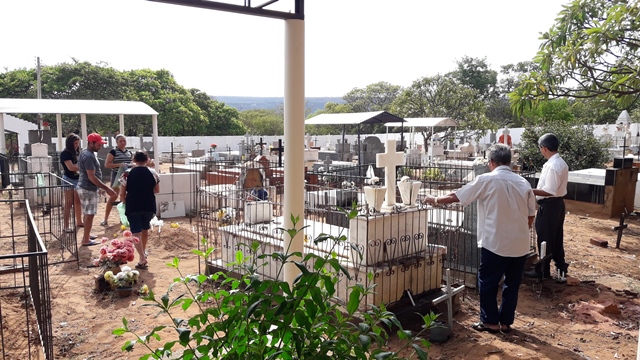 Dia de Finados em DEL – Visitantes foram surpreendidos nos cemitérios com organização, limpeza e missa. - Imagem 96