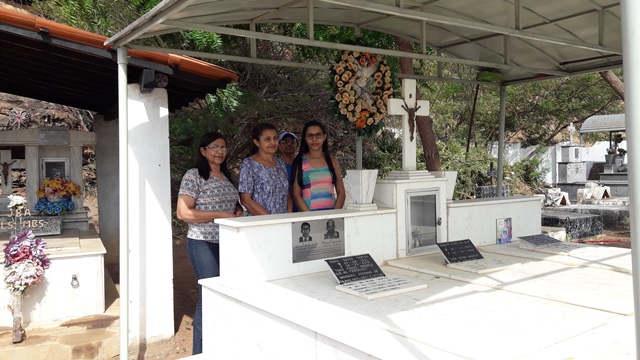 Dia de Finados em DEL – Visitantes foram surpreendidos nos cemitérios com organização, limpeza e missa. - Imagem 10