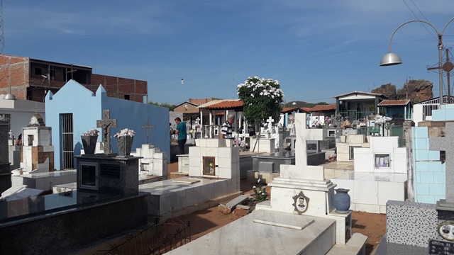 Dia de Finados em DEL – Visitantes foram surpreendidos nos cemitérios com organização, limpeza e missa. - Imagem 54