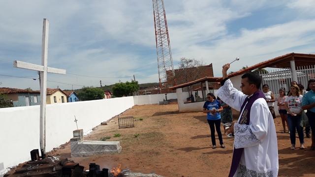 Dia de Finados em DEL – Visitantes foram surpreendidos nos cemitérios com organização, limpeza e missa. - Imagem 38