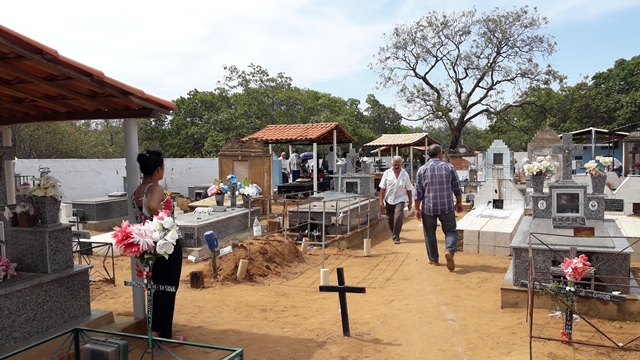 Dia de Finados em DEL – Visitantes foram surpreendidos nos cemitérios com organização, limpeza e missa. - Imagem 118