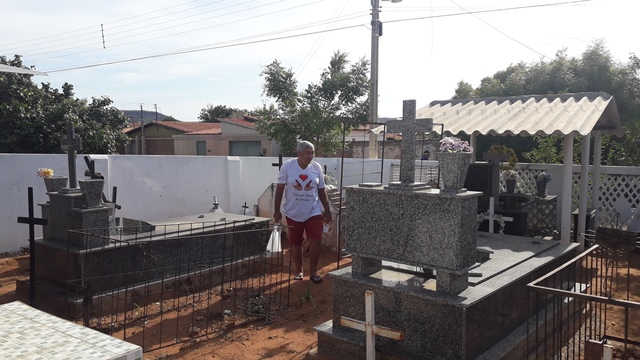 Dia de Finados em DEL – Visitantes foram surpreendidos nos cemitérios com organização, limpeza e missa. - Imagem 57