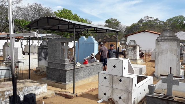 Dia de Finados em DEL – Visitantes foram surpreendidos nos cemitérios com organização, limpeza e missa. - Imagem 105